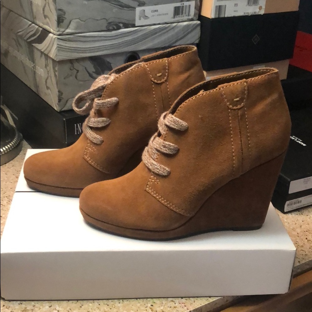 BNIB Dolce Vitta Suede Wedge Booties (GAEL)